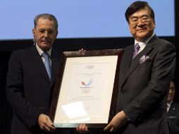 Jacques Rogge entrega una placa al presidenteYangho Cho durante la presentación de la candidatura de Pyeongchan.EFE  /