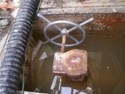 Piscina de refrigeración y filtrado de la válvula del sistema del reactor número 4 de la planta nuclear Fukushima. EFE  /