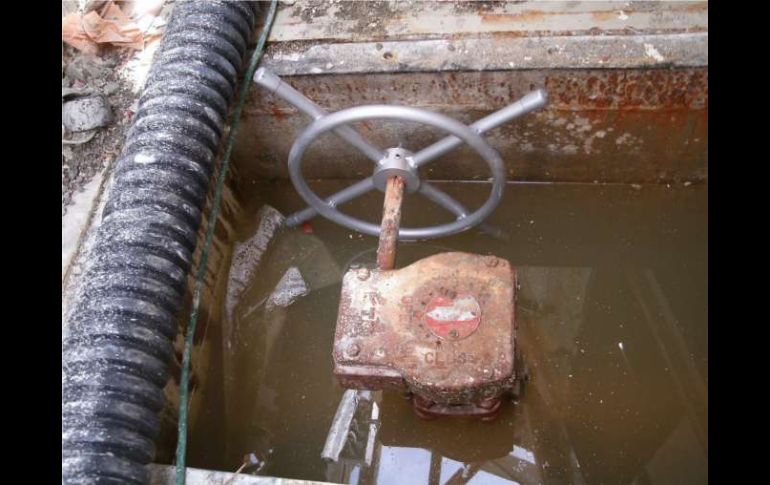 Piscina de refrigeración y filtrado de la válvula del sistema del reactor número 4 de la planta nuclear Fukushima. EFE  /