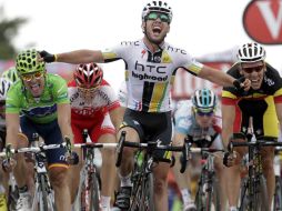 Mark Cavendish celebra que cruzó la meta. REUTERS  /