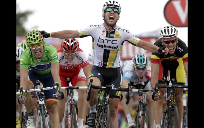 Mark Cavendish celebra que cruzó la meta. REUTERS  /