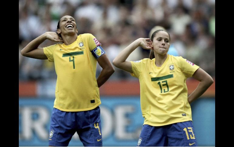 La jugadora Erika de Brazil (a la derecha) celebra el gol con su compañera Aline. EFE  /