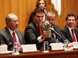 El presidente de la FEU, Marco Antonio Nuñez Becerra, presentó el pasado lunes la presea Corazón de León. A. CAMACHO  /