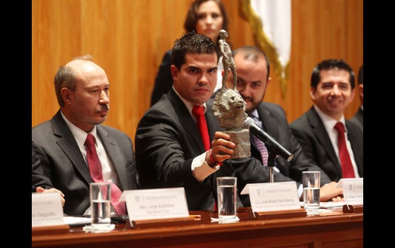 El presidente de la FEU, Marco Antonio Nuñez Becerra, presentó el pasado lunes la presea Corazón de León. A. CAMACHO  /