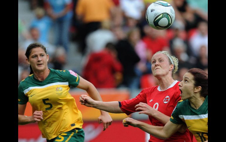 Laura Alleway (Izq.) y la defensa Servet Unzular durante el partido. AFP  /