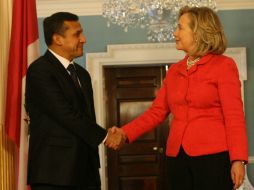 La titular de exteriores estadounidense, Clinton, se mostró 'encantada' de dar la bienvenida a Humala. EFE  /