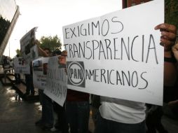 Luego de ser desalojados, el grupo de manifestantes permaneció a las afueras de la Expo Guadalajara. M. FREYRÍA  /