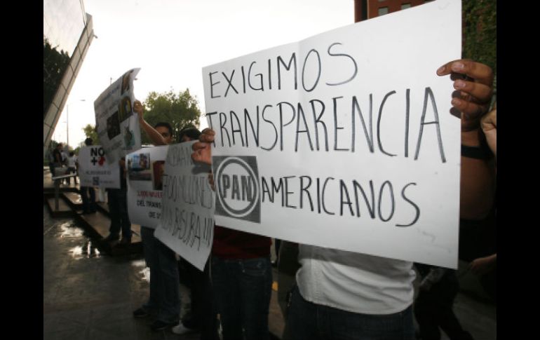 Luego de ser desalojados, el grupo de manifestantes permaneció a las afueras de la Expo Guadalajara. M. FREYRÍA  /