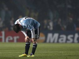 Lionel Messi se lamenta el empate de su Selección ante Colombia. AP  /