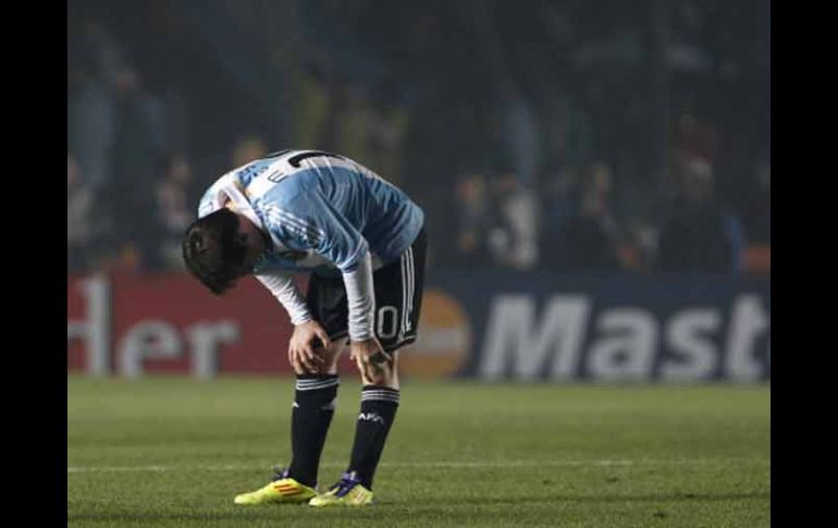 Lionel Messi se lamenta el empate de su Selección ante Colombia. AP  /