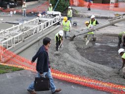 Obras de repavimentación en el cruce de las avenidas Enrique Díaz de León y Juárez. A. CAMACHO  /