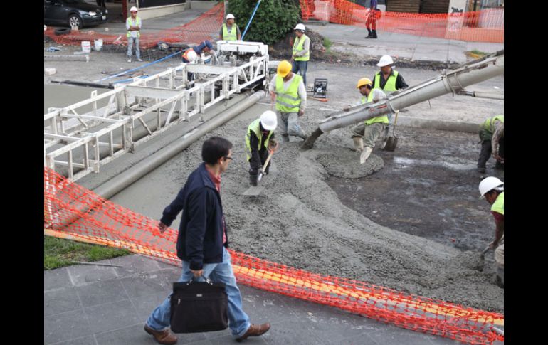 Obras de repavimentación en el cruce de las avenidas Enrique Díaz de León y Juárez. A. CAMACHO  /