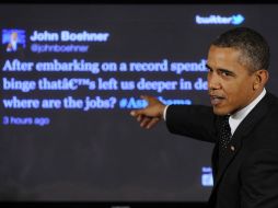 Obama señala en la pantalla una pregunta realizada por el presidente de la Cámara de Representantes, John Boehner. EFE  /