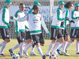 Giovani dos Santos dispara a portería en la práctica del Tricolor en el Buenos Aires Football. MEXSPORT  /