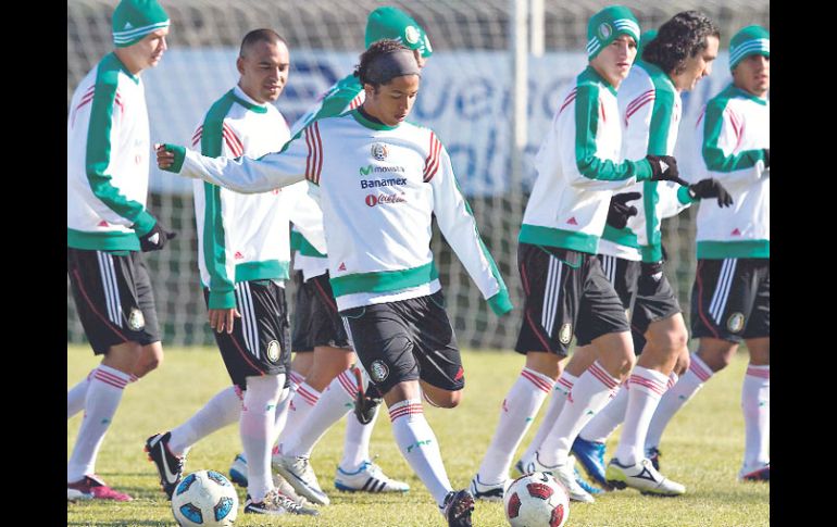 Giovani dos Santos dispara a portería en la práctica del Tricolor en el Buenos Aires Football. MEXSPORT  /