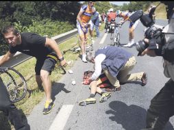 El ciclista esloveno Janez Brajkovic es atendido después de una aparatosa caída que sufrió. AP  /