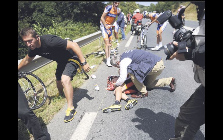 El ciclista esloveno Janez Brajkovic es atendido después de una aparatosa caída que sufrió. AP  /