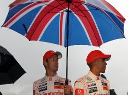 Hamilton (der) y Jenson Button ( izq) competirán en el Gran Prix en Silverstone. AFP  /