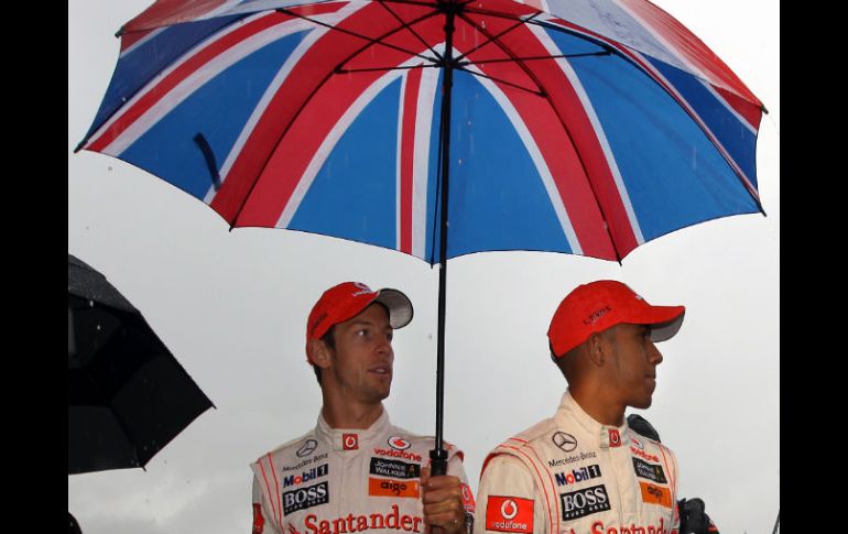 Hamilton (der) y Jenson Button ( izq) competirán en el Gran Prix en Silverstone. AFP  /