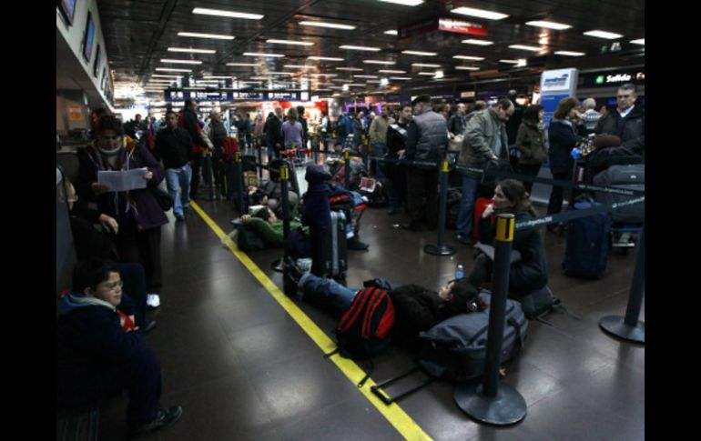 Los vuelos fueron cancelados en Buenos Aires debido a las cenizas que despidió el volcán Puyehue. REUTERS  /