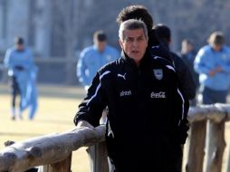 El seleccionador de futbol de Uruguay, Oscar Washington Tabárez, durante sesión de entrenamiento en Argentina. NOTIMEX  /