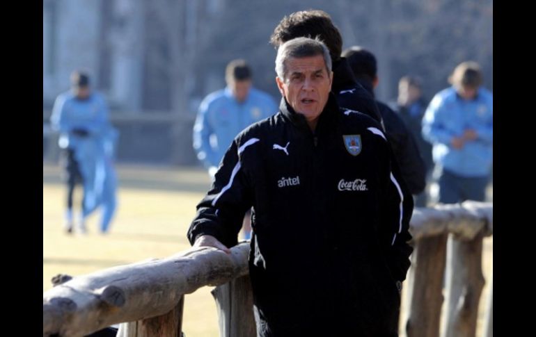 El seleccionador de futbol de Uruguay, Oscar Washington Tabárez, durante sesión de entrenamiento en Argentina. NOTIMEX  /