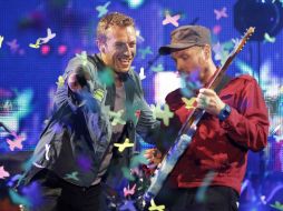 El líder y vocalista de la banda Chris Martin (i), junto al guitarrista Jonny Buckland. AP  /