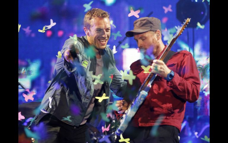 El líder y vocalista de la banda Chris Martin (i), junto al guitarrista Jonny Buckland. AP  /