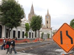 Trabajos de repavimentación en la Avenida Enrique Díaz de León, a su cruce con Juárez. A. CAMACHO  /