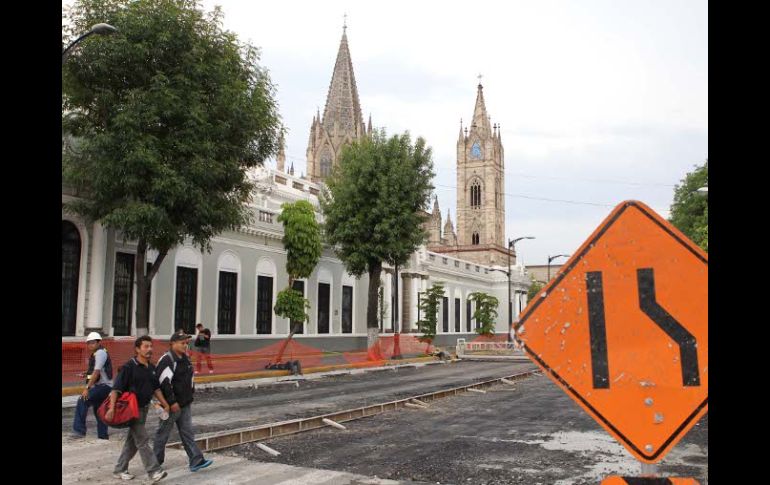 Trabajos de repavimentación en la Avenida Enrique Díaz de León, a su cruce con Juárez. A. CAMACHO  /