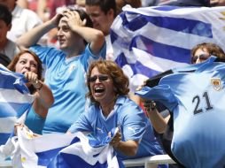 Aficionados uruguayos celebran una anotación de su equipo ante Brasil. EFE  /