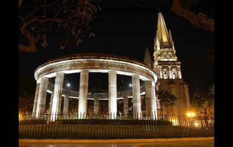 La Rotonda de los Jaliscienses Ilustres y la Catedral de Guadalajara, son símbolos representativos de la ciudad. A. CAMACHO  /