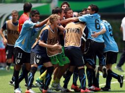 Jugadores de Uruguay celebrando un gol, durante juego de la Copa del Mundo FIFA Sub 17. MEXSPORT  /