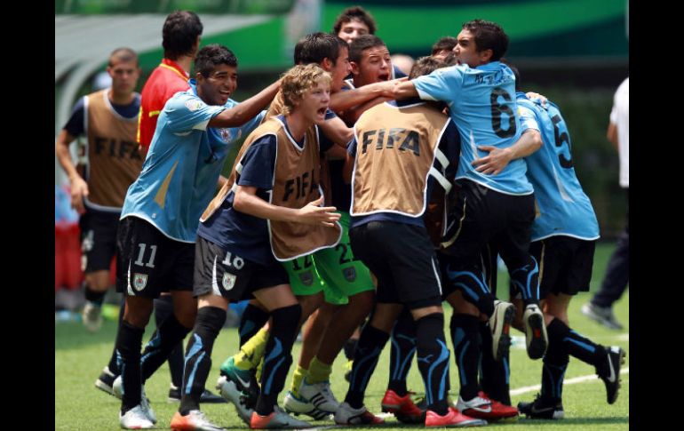 Jugadores de Uruguay celebrando un gol, durante juego de la Copa del Mundo FIFA Sub 17. MEXSPORT  /