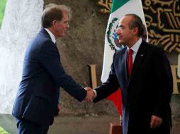 Gerald Monkhouse y Felipe Calderón durante el anuncio de la inversión. EL UNIVERSAL  /