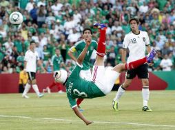 Julio Gómez en la acción con la que anota el tercer gol de México para ganar el partido. MEXSPORT  /