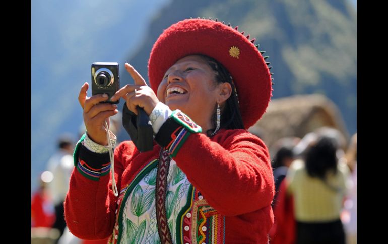 Una mujer cusqueña, en el acto de celebración en Machu Picchu. EFE  /