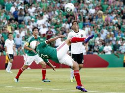 A dos minutos del final, Julio Gómez remata de chilena para anotar un gol espectacular que da el pase a México. MEXSPORT  /