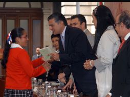 Alonso Lujambio (centro) tras la ceremonia del final del ciclo escolar. NTX  /