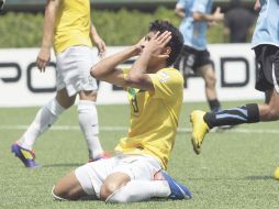 El brasileño Marlon no puede creer que Uruguay los haya eliminado del Mundial. S. NÚÑEZ  /