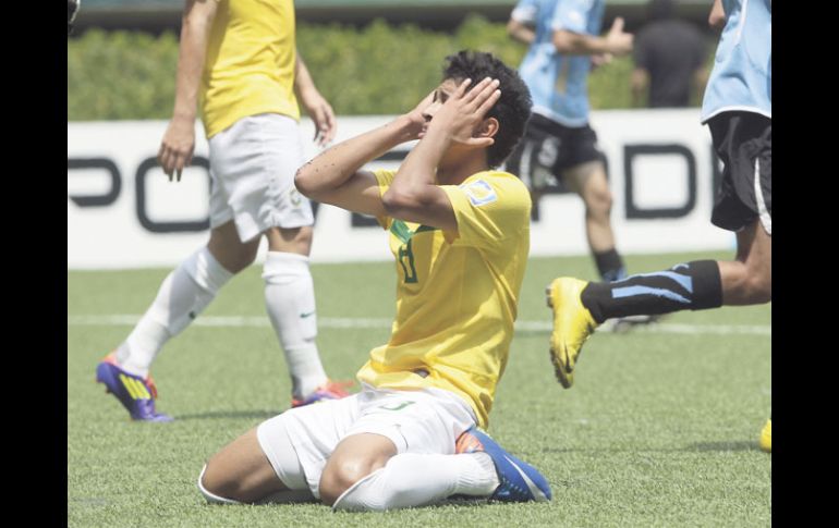 El brasileño Marlon no puede creer que Uruguay los haya eliminado del Mundial. S. NÚÑEZ  /