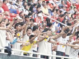 Muchos niños de secundaria se dieron cita en el Omnilife para presenciar el partido. S. NÚÑEZ  /