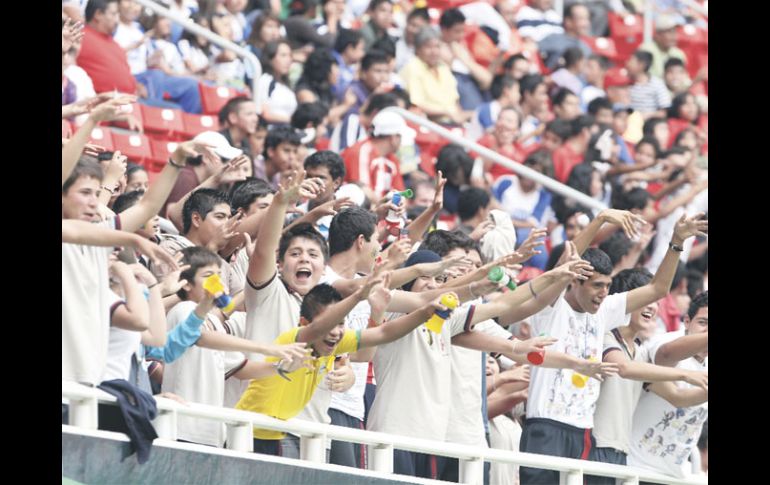 Muchos niños de secundaria se dieron cita en el Omnilife para presenciar el partido. S. NÚÑEZ  /