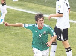 Carlos Fierro, elemento de Chivas, celebra uno de los goles que sus compañeros le anotaron ayer a Alemania en la semifinal. MEXSPORT  /