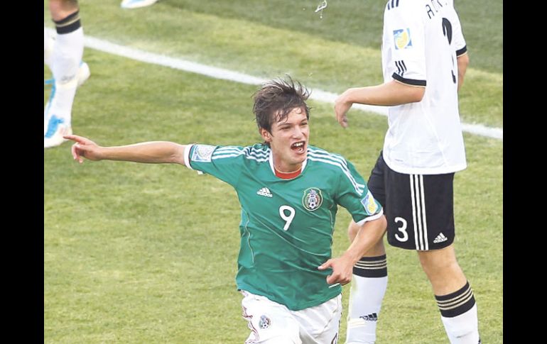 Carlos Fierro, elemento de Chivas, celebra uno de los goles que sus compañeros le anotaron ayer a Alemania en la semifinal. MEXSPORT  /