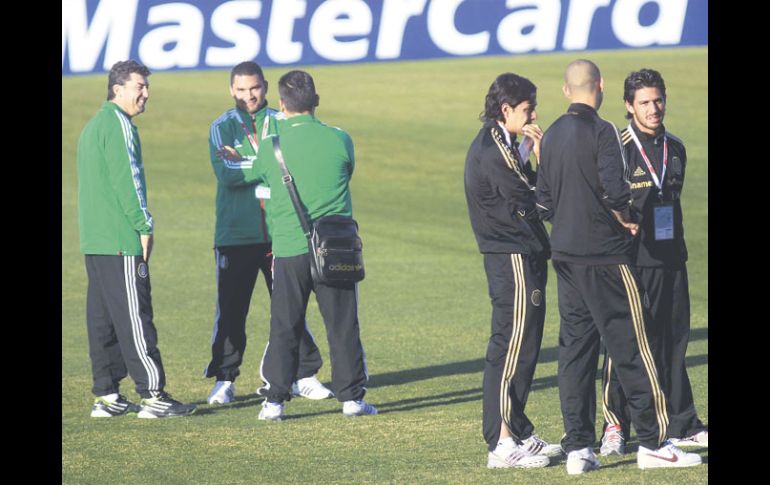 El estratega de la Selección mayor, José Manuel de la Torre (der.), estuvo con el equipo en Mendoza. MEXSPORT  /