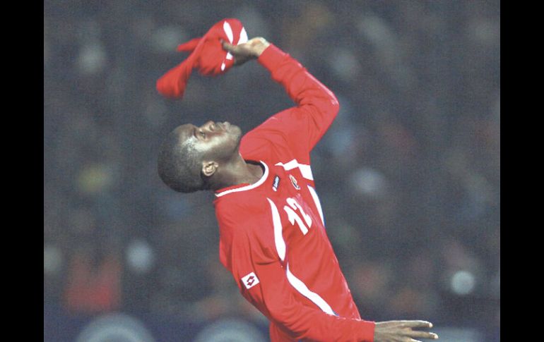 El tico Joel Campbell festeja el segundo gol de Costa Rica. AP  /