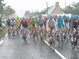 El pelotón del Tour de Francia vivió ayer momentos adversos durante el recorrido más largo de la competencia. EFE  /