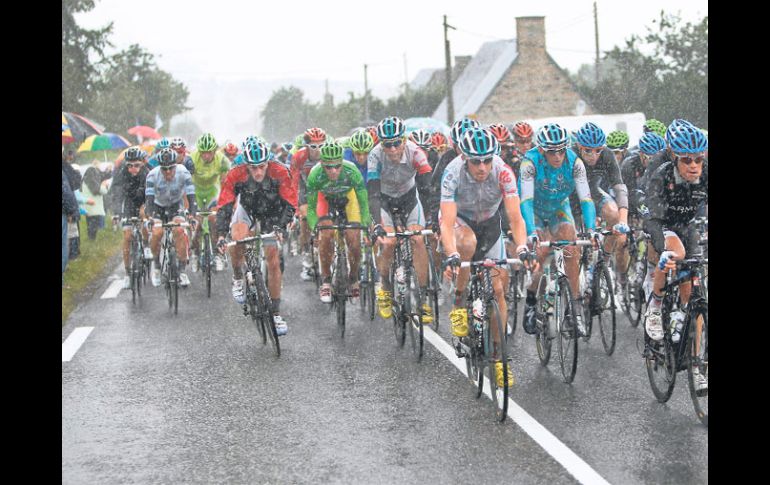 El pelotón del Tour de Francia vivió ayer momentos adversos durante el recorrido más largo de la competencia. EFE  /