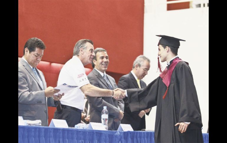 Uno de los principales exponentes del badminton mexicano, el jalisciense Job Castillo, se graduó de preparatoria. E. PACHECO  /